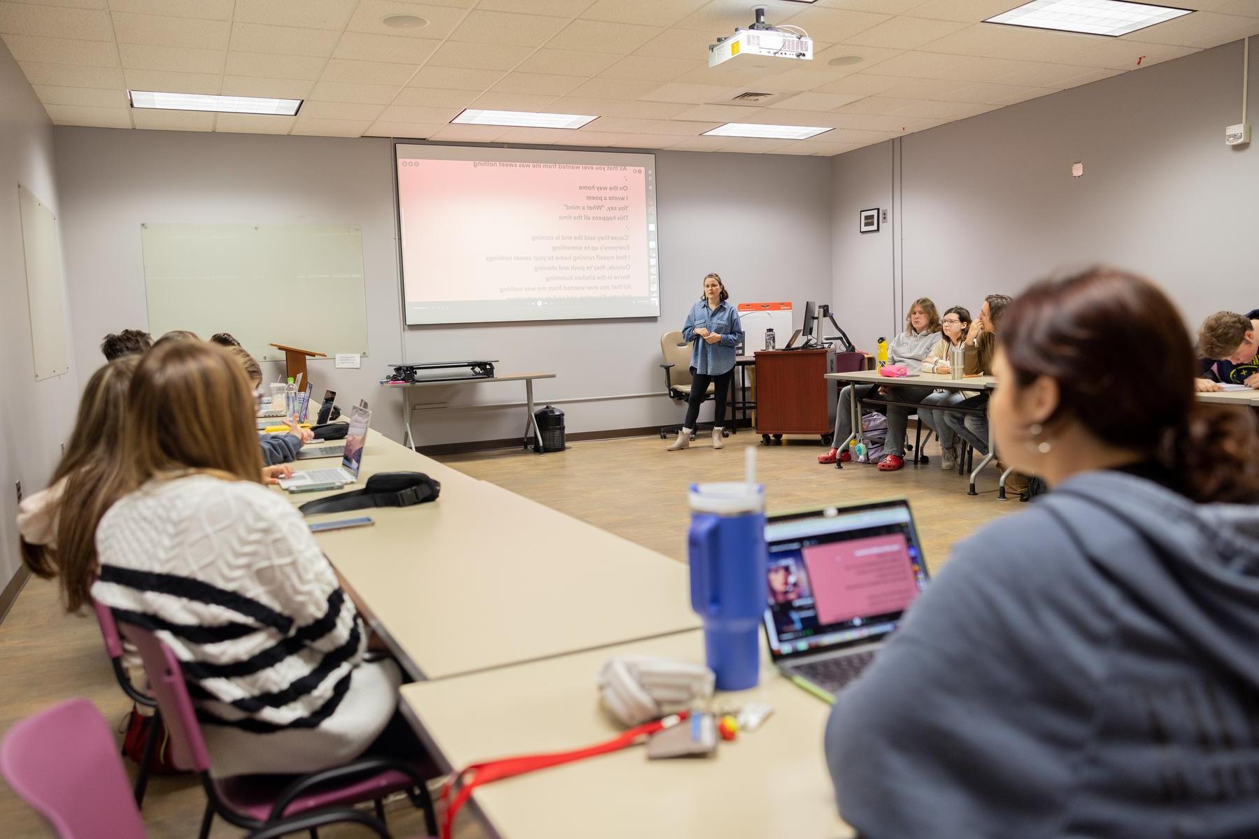 Students in 365bet's Taylor Swift-themed honors course. | Photo by Madison Casey, student photographer.